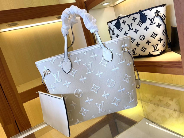 ルイヴィトンバッグ背面デザイン